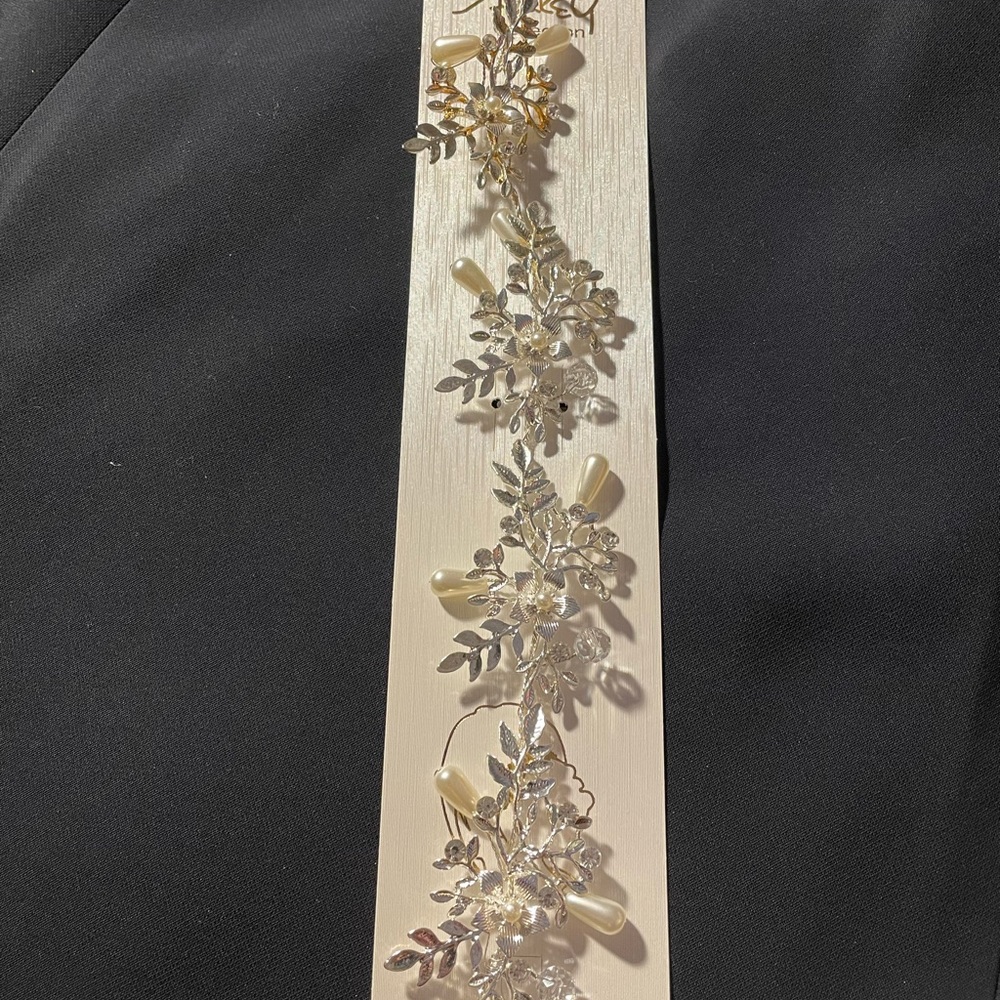 Hair piece in silver and pearl trim . With attached hair pins .